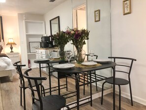 Dining - Charming Suite In The Heart Of Lakeland (Lakeland)