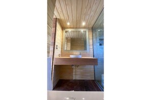 Combined shower/bathtub, towels, toilet paper - Design Surf Shack (La Pedrera)