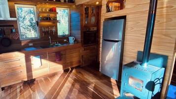 Een koelkast, een oven, een kookplaat, een waterkoker