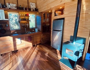 Fridge, oven, stovetop, electric kettle