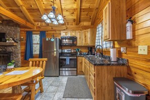 Fridge, microwave, oven, stovetop - Cozy & Romantic cabin in Hocking Hills (Logan)