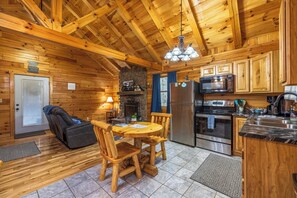 Interior - Cozy & Romantic cabin in Hocking Hills (Logan)