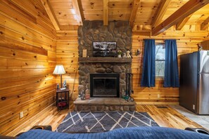 Interior - Cozy & Romantic cabin in Hocking Hills (Logan)