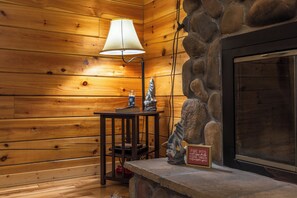 Interior - Cozy & Romantic cabin in Hocking Hills (Logan)