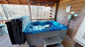 Outdoor spa tub - Cozy & Romantic cabin in Hocking Hills (Logan)