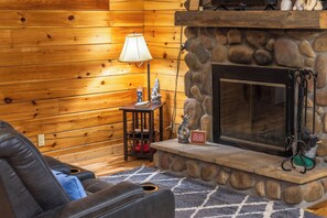 Interior - Cozy & Romantic cabin in Hocking Hills (Logan)