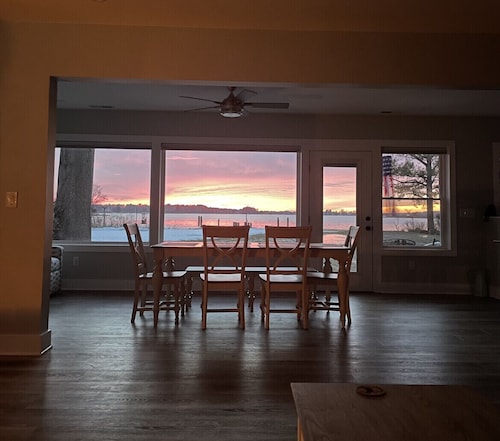 Peaceful family get away with in ground pool close to town