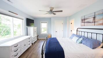 4 bedrooms, desk, iron/ironing board, travel cot