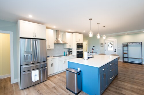 Peaceful family get away with in ground pool and hot tub close to town