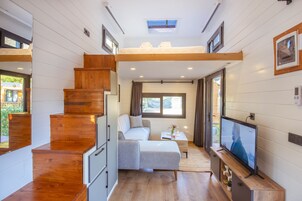 Deluxe Suite | Living area | LCD TV