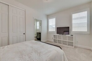 4 chambres, literie de qualité, bureau, fer et planche à repasser