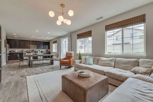 Spacious & Comfy ~ 5★ Location ~ ♛Royal Beds ~ 4BR