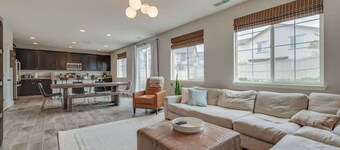 Spacious & Comfy ~ 5★ Location ~ ♛Royal Beds ~ 4BR