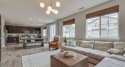 Spacious & Comfy ~ 5★ Location ~ ♛Royal Beds ~ 4BR