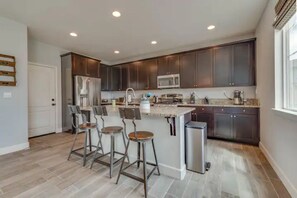 Réfrigérateur, four à micro-ondes, un four, surface de cuisson