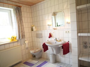 Ensemble douche/baignoire, sèche-cheveux, serviettes fournies, savon