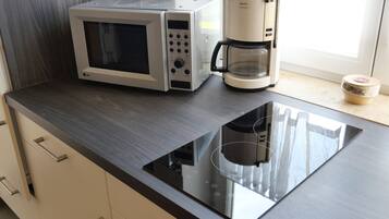 Kühlschrank, Mikrowelle, Herdplatte, Wasserkocher mit Kaffee-/Teezubehör