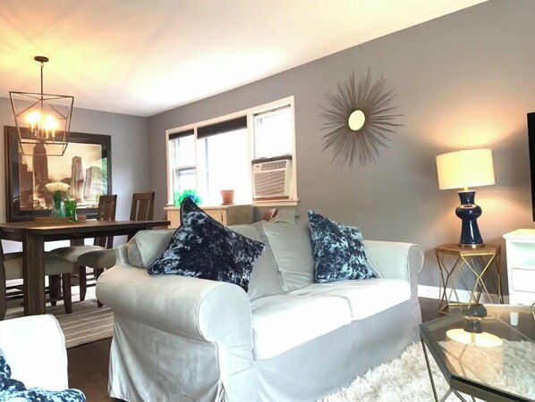 Fireplace - Picture Perfect 3Bed Steps from Train and FLW (Oak Park)