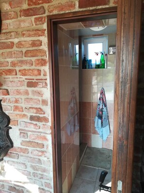 Combinació de dutxa i banyera i tovalloles