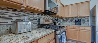 ☀Cheerful Family Getaway ~ Large & Sunny Backyard☀