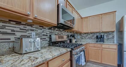 ☀Cheerful Family Getaway ~ Large & Sunny Backyard☀