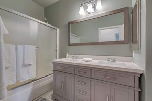 Combined shower/tub, hair dryer, shampoo - ☀Cheerful Family Getaway ~ Large & Sunny Backyard☀ (Sparks)