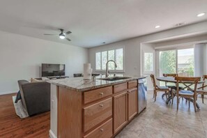 Interior - ☀Cheerful Family Getaway ~ Large & Sunny Backyard☀ (Sparks)