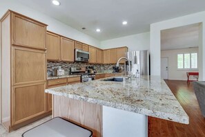 Fridge, microwave, oven, stovetop - ☀Cheerful Family Getaway ~ Large & Sunny Backyard☀ (Sparks)