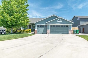 Exterior - ☀Cheerful Family Getaway ~ Large & Sunny Backyard☀ (Sparks)