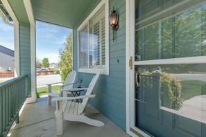 Terrace/patio - ☀Cheerful Family Getaway ~ Large & Sunny Backyard☀ (Sparks)