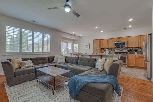 ☀Cheerful Family Getaway ~ Large & Sunny Backyard☀