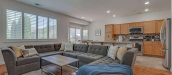 ☀Cheerful Family Getaway ~ Large & Sunny Backyard☀