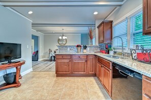 冰箱、微波炉、烤箱、炉灶