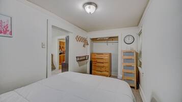 1 habitación, tabla de planchar con plancha y cuna de viaje