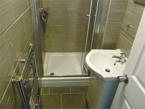Shower - Modern 4 bed, 3 bath house located in Coventry City Centre (Coventry)