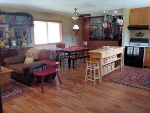 TV, fireplace, DVD player - "Rustic Retreat"  <br>Escape To The "White Mountains" of Pinetop, Arizona  (Pinetop)