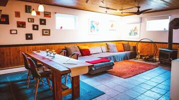 Smart-TV, Kamin, Bücher