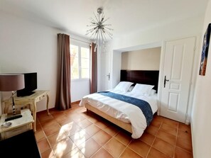 3 chambres, fer et planche à repasser, Wi-Fi gratuit, draps fournis