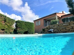 Utomhuspool och uppvärmd pool