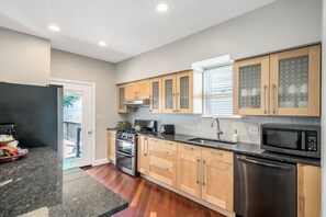 Een koelkast, een microgolfoven, een oven, een kookplaat