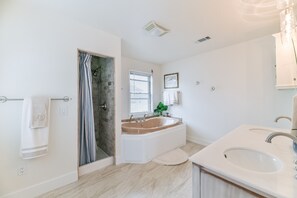 Dusche, Whirlpool, Haartrockner, Handtücher