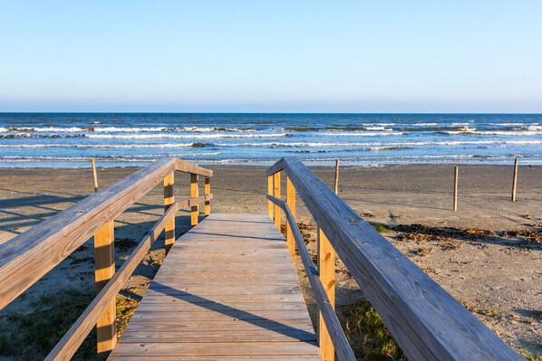 Beach nearby, beach towels - Grab your fishing poles and enjoy the view!!! (Galveston)