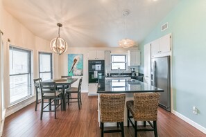 Dining -  Grab your fishing poles and enjoy the view!!! (Galveston)