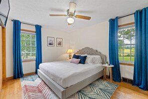 3 bedrooms, desk, iron/ironing board, travel crib - Cozy home w/ hot tub & huge 1 acre fenced yard & firepit! (Mills River)