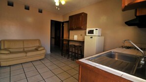 Departamento clásico, 2 camas Queen size | Cocina privada | Refrigerador con congelador, microondas y parrilla de estufa