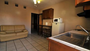 Departamento clásico, 2 camas Queen size | Cocina privada | Refrigerador con congelador, microondas y parrilla de estufa