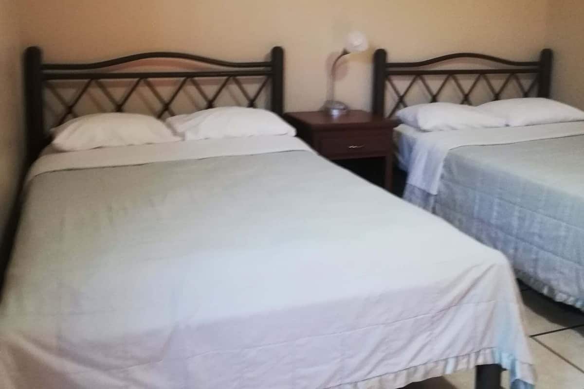 Klassiek appartement, 2 queensize bedden | 1 slaapkamer, een strijkplank/strijkijzer, gratis wifi, beddengoed