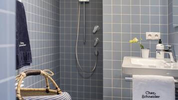 Dusche, Haartrockner, Handtücher, Seife