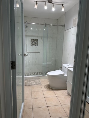 Ensemble douche/baignoire, sĂšche-cheveux, serviettes fournies