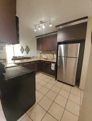 Réfrigérateur, four à micro-ondes, un four, surface de cuisson